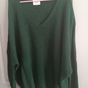 ANDREE GREEN VNECK SWEATER SMALL. OVERSIZED